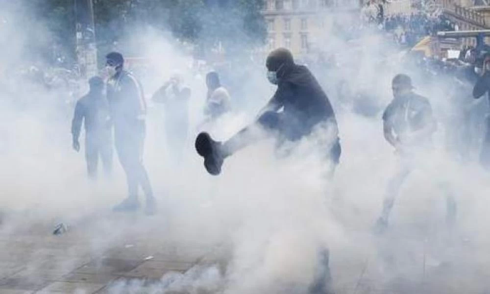 Παρίσι: Έπεσαν χημικά σε διαδήλωση κατά των περιοριστικών μέτρων